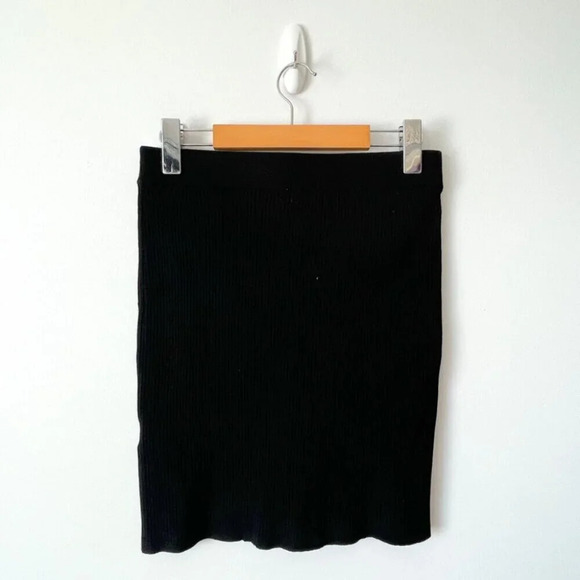 Aritzia  Ribbed Black Knit Reso Skirt Black Size Medium - Picture 4 of 7